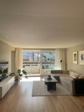 5 star sentral and modern 3-bedroom apartment, with free parking!